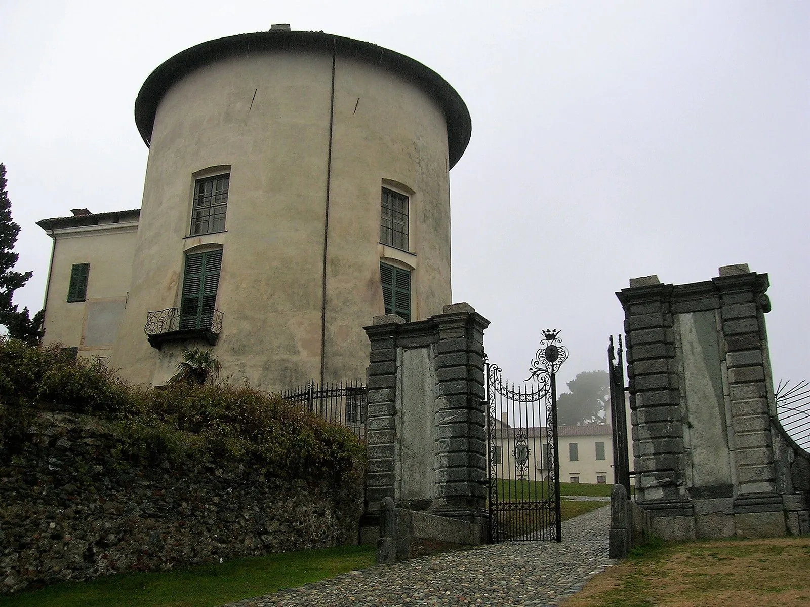 L'ingresso del Castello di Masino, sulla collina che domina l'anfiteatro morenico di Ivrea