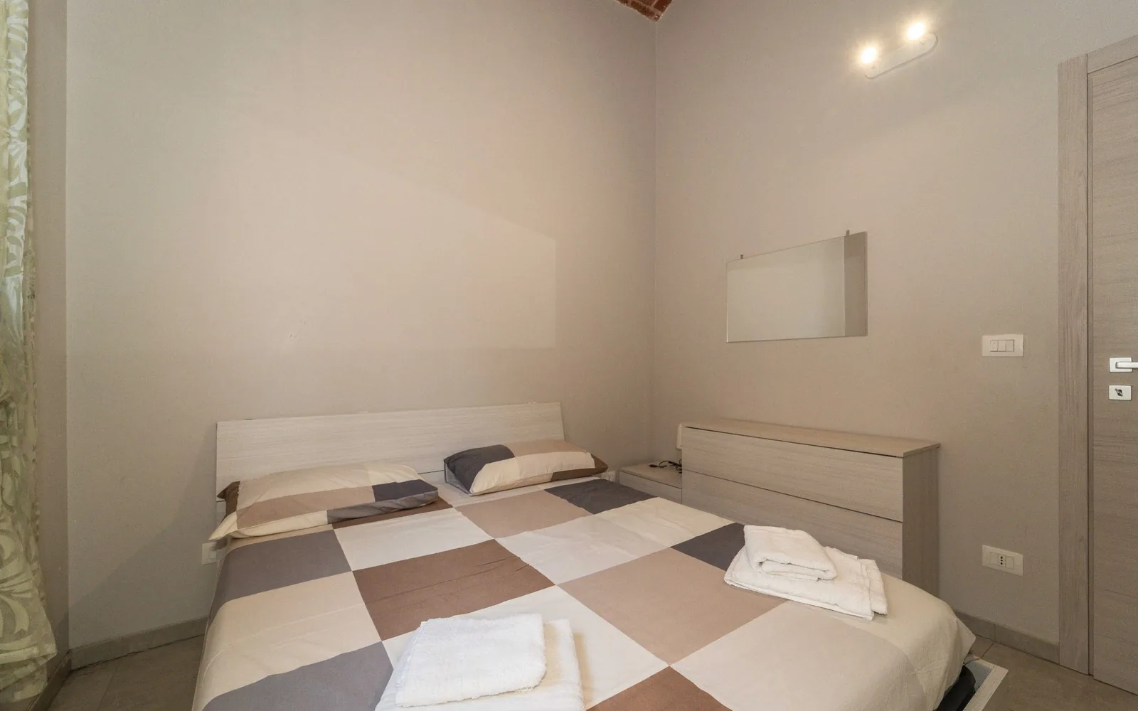 Camera matrimoniale luminosa in un alloggio COBER IMMOBILIARE a Torino