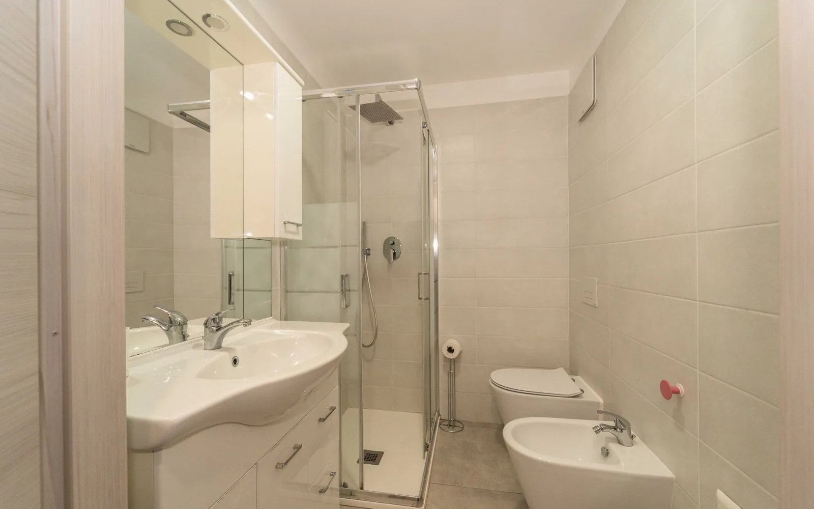 Bagno privato con doccia, lavabo e specchio in un alloggio COBER IMMOBILIARE a Torino