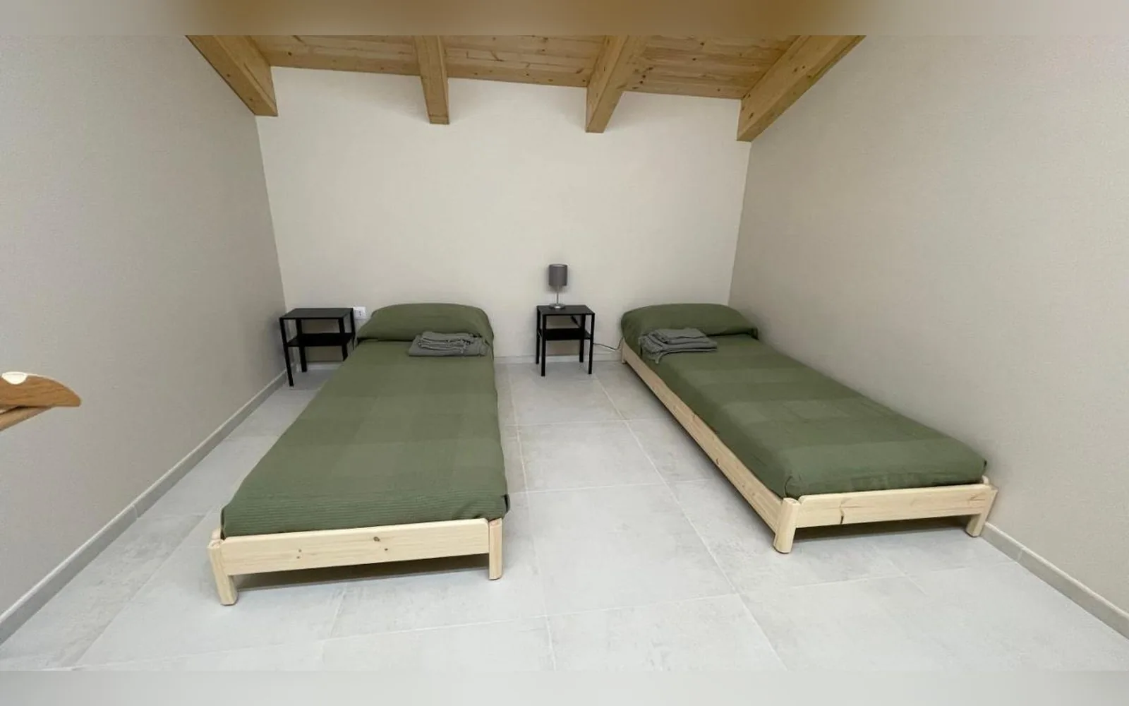 Camera con due letti singoli e travi in legno a vista, appartamento COBER IMMOBILIARE a Scarmagno